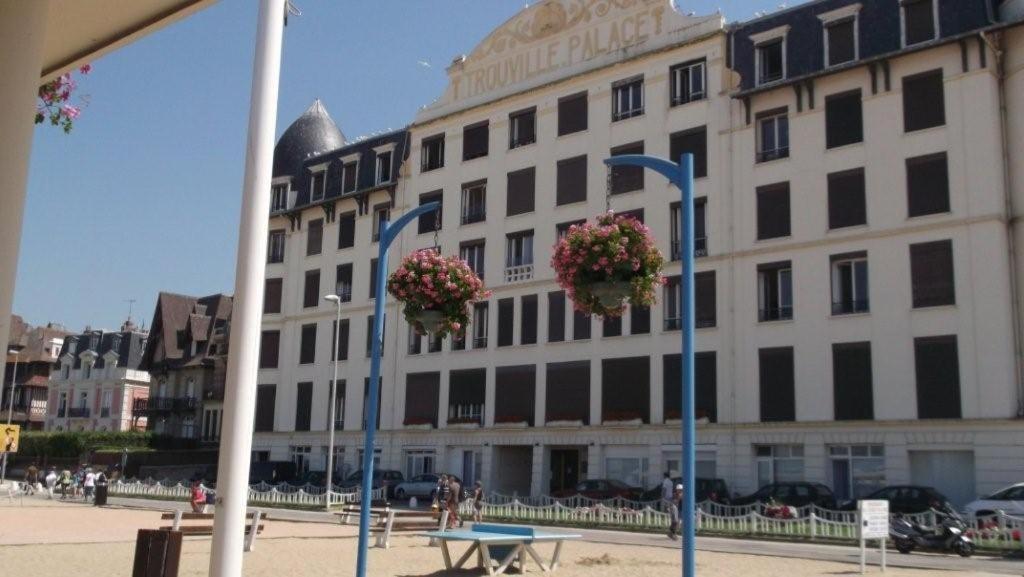 Paradis Les Pieds Sur Le Sable Trouville Palace Екстериор снимка