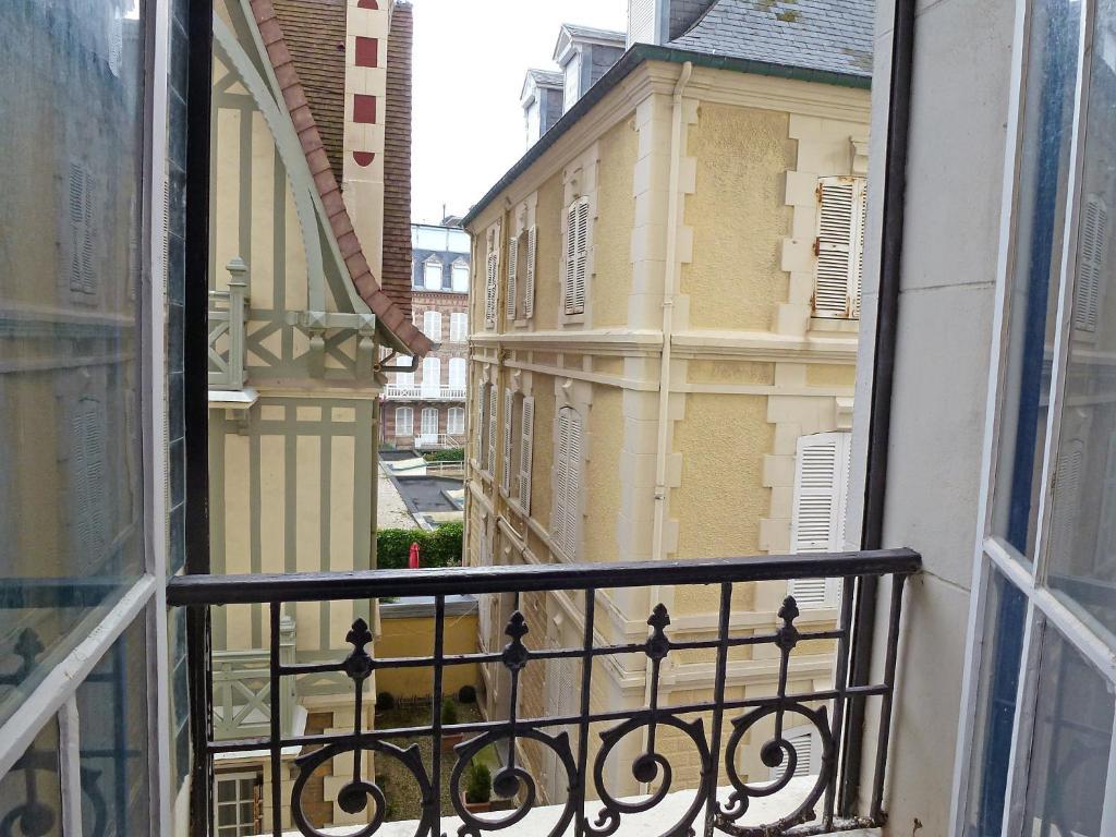 Paradis Les Pieds Sur Le Sable Trouville Palace Стая снимка